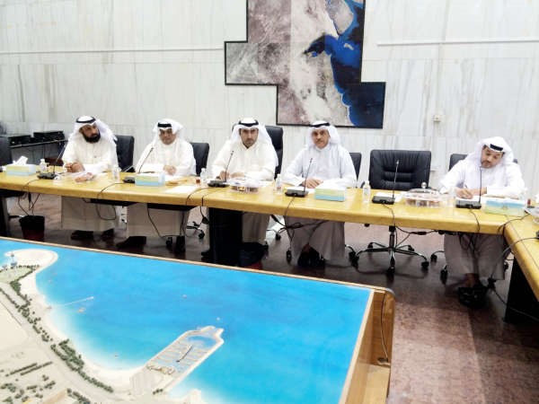 اسامة العتيبي وم سالم الاذينة خلال اجتماع لجنة تقصي الحقائق