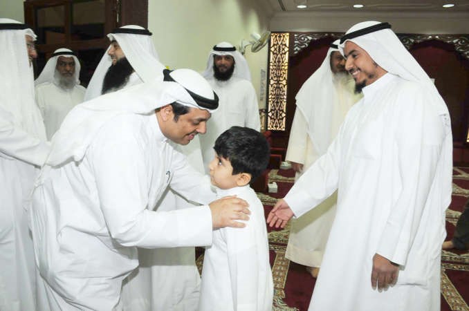 يعقوب الصانع في حديث باسم مع احد الاطفال على هامش الجولة