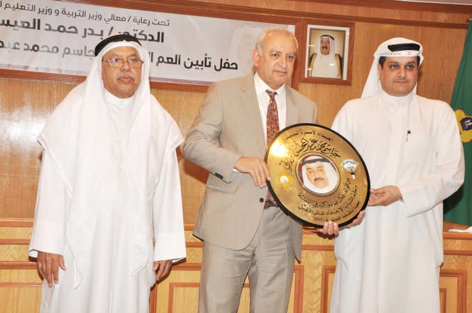 درع تقديرية من جمعية الكشافة تقديرا لدعم الراحل جاسم الخرافي الى الكشافة يسلمه دبدر العيسى الى ماياد الخرافي