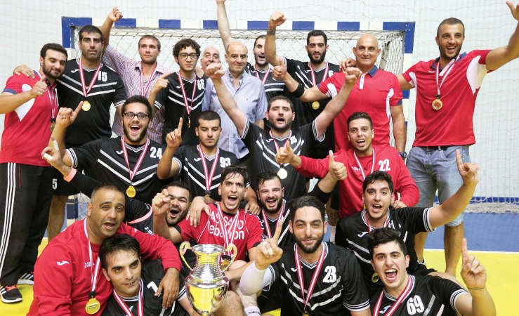 فرحة لاعبي فريق مار الياس بالحصول على اللقب
