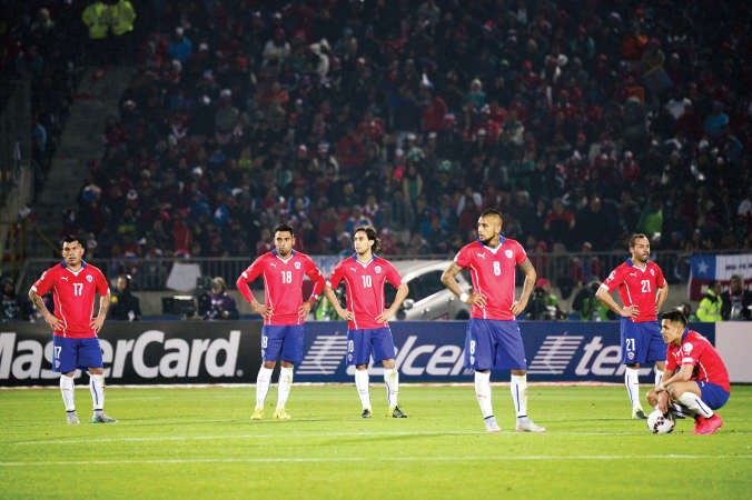الحزن يخيم على رفاق فيدال ازاء التعادل افپ