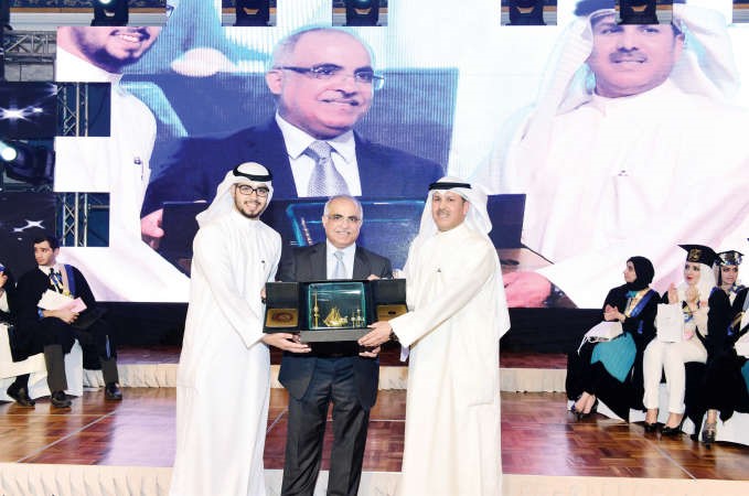 جانب من تكريم احد الطلاب