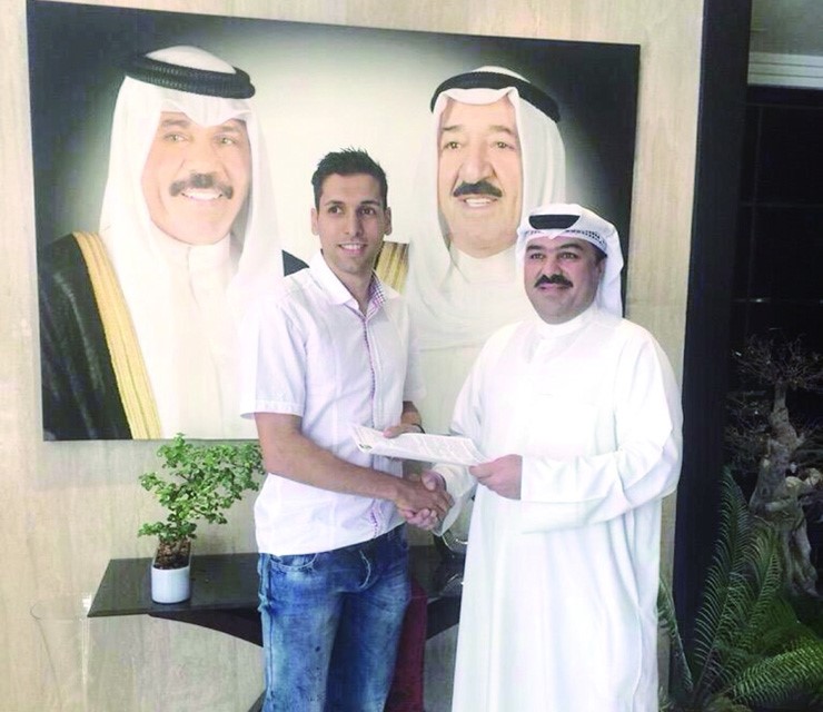 عبدالعزيز عاشور مع مطمور بعد توقيع العقد
