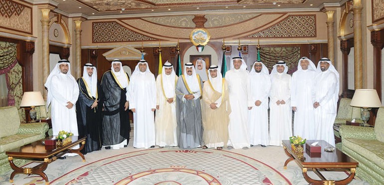 سمو ولي العهد الشيخ نواف الاحمد مستقبلا م احمد المنفوحي وطلال الخرافي واعضاء مجلس ادارة النادي العلمي﻿
