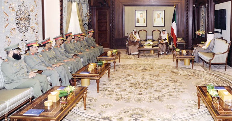 سمو الشيخ جابر المباركمستقبلا الشيخ مشعل الاحمد وعددا من ضباط الحرس الوطني