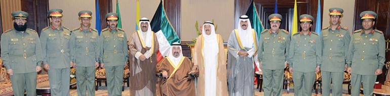 صاحب السمو الامير الشيخ صباح الاحمد وسمو ولي العهد الشيخ نواف الاحمد مع سمو الشيخ سالم العلي والشيخ مشعل الاحمد وضباط الحرس الوطني المرقين