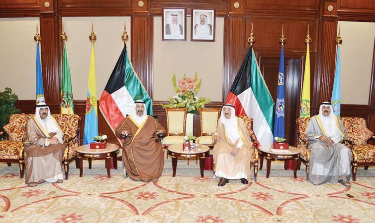 صاحب السمو الامير الشيخ صباح الاحمد مستقبلا، بحضور سمو ولي العهد الشيخ نواف الاحمد، سمو الشيخ سالم العلي والشيخ مشعل الاحمد لتهنئة ضباط الحرس الوطني برتبهم الجديدة