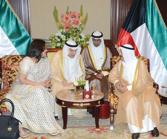 صاحب السمو خلال استقباله المديرة الفخرية لمؤسسة جامنالال بجاج مينال جامنالال بجاج