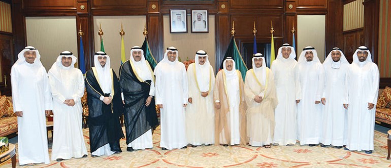 صاحب السمو خلال لقائه رئيس واعضاء مجلس ادارة النادي العلمي