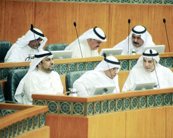فيصل الشايع والشيخ خالد الجراح وديوسف الزلزلة وخلف دميثير وعيسى الكندري وحمد الهرشاني﻿