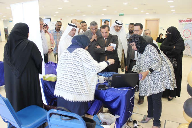 مدير فرع الجامعة ونواب مدير الجامعة يستمعون لشرح الطالبات