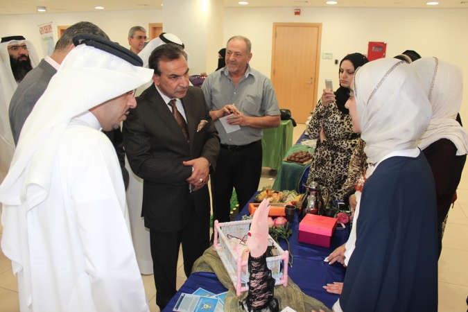 دنايف المطيري ودمروان العقيدي يستمعان لشرح احدى الطالبات