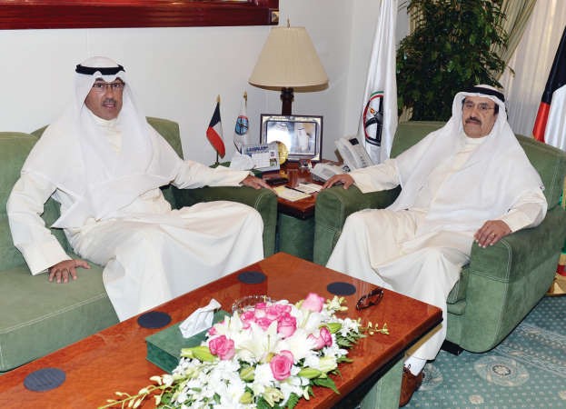 الشيخ فواز الخالد خلال لقائه الفريق اول متقاعد احمد الرجيب