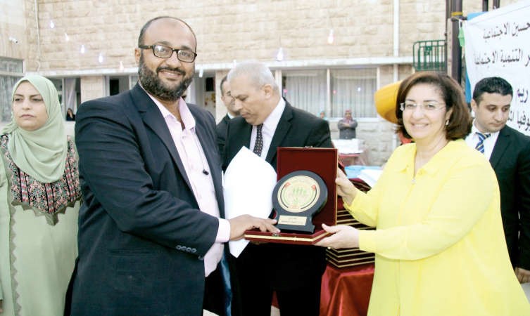 وزيرة التنمية الاجتماعية في الاردن ريم ابوحسان تكرم مشرف المكتب باسل شحادة 
