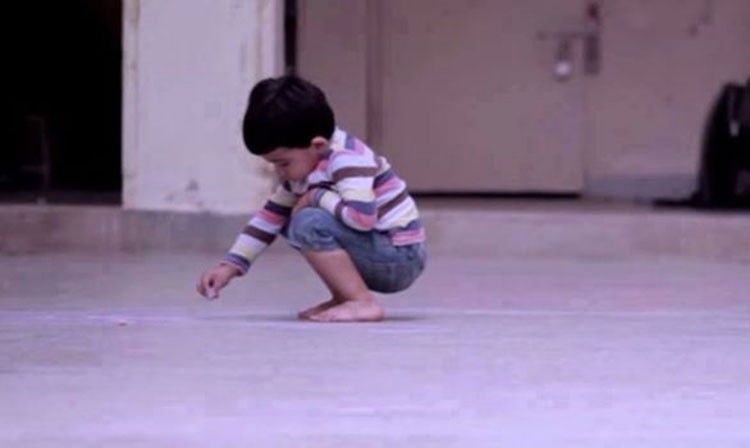 شاهد.. الصورة التي ابكت الملايين حول العالم على مواقع التواصل
