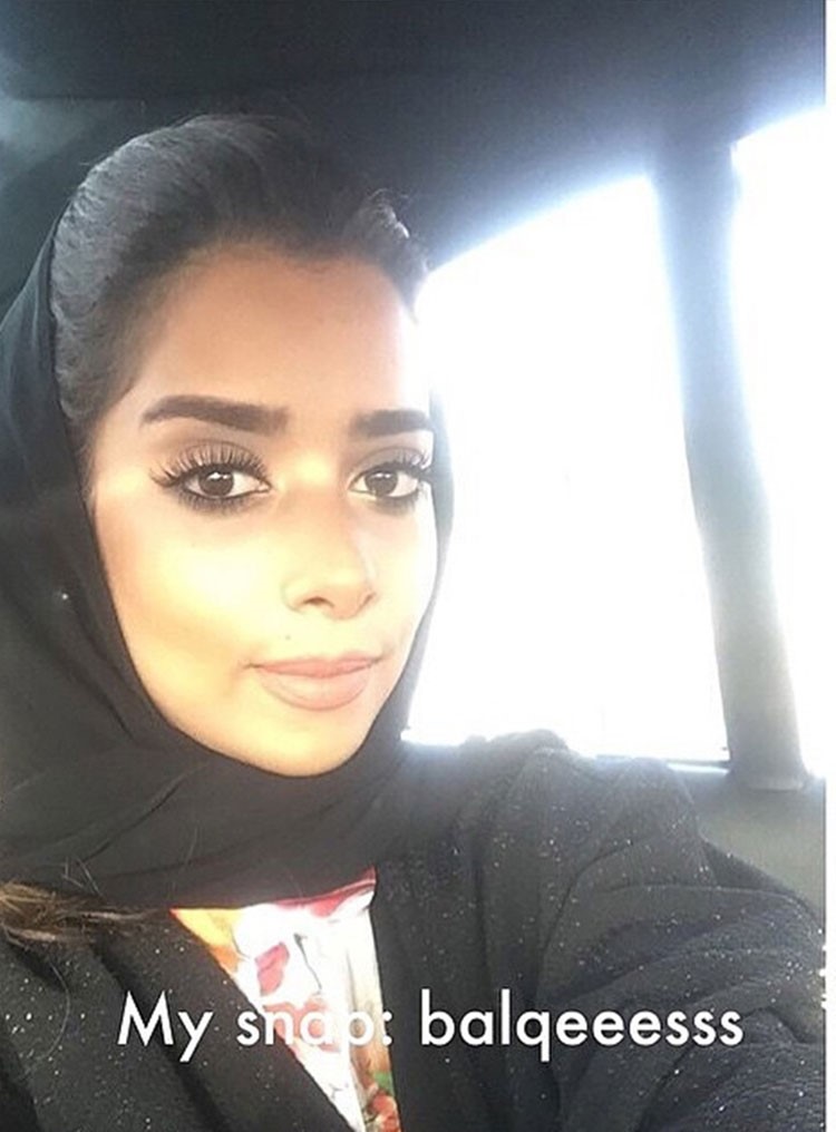 بالصور.. الفنانة بلقيس بالنقاب تؤدي العمرة لأول مرة في حياتها وتلمس الكعبة المشرفة