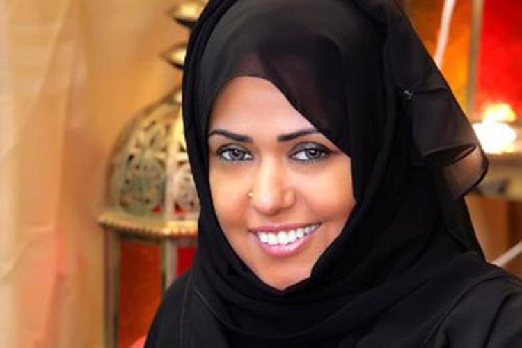 مذيعة سعودية تهدد متصلاً تلفظ عليها: بياناتك موجودة عندي قسماً بالله لأوريك!