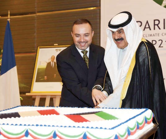 خالد الجارالله يشارك السفير الفرنسي كريستيان نخلة بقطع كيكة الاحتفال ﻿
