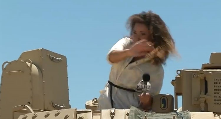 بالفيديو.. سرب حشرات يهاجم مذيعة على الهواء.. شاهد كيف تصرفت