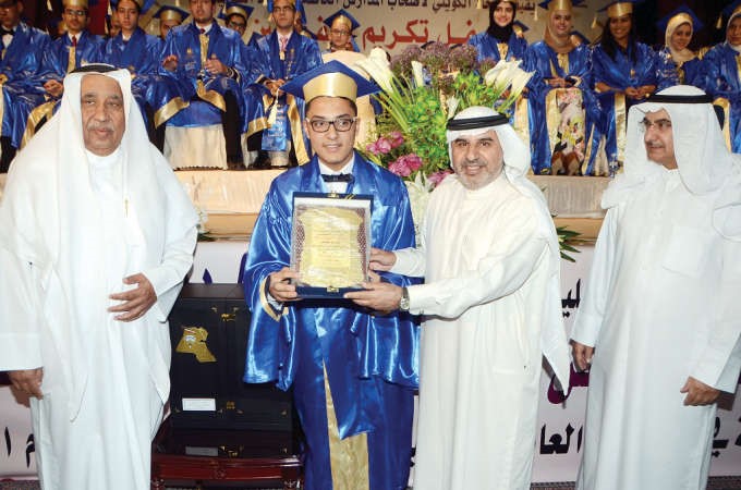 فهد الغيص وعمر الغرير ودرشيد الحمد خلال تكريم المتفوق احمد النجار 