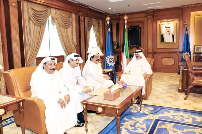 الشيخ محمد الخالد خلال اجتماعه مع اللواءين عبدالحميد العوضي وفراج الزعبي والعميد عبدالرحمن الصهيل﻿