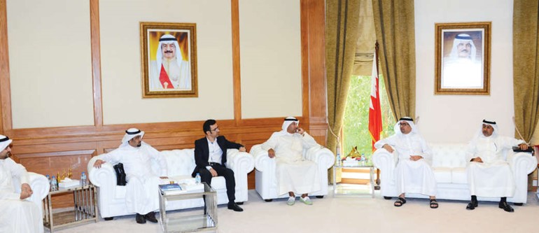 الوزير عيسى الحمادي مستقبلا محمد الحاج والوفد المرافق له 