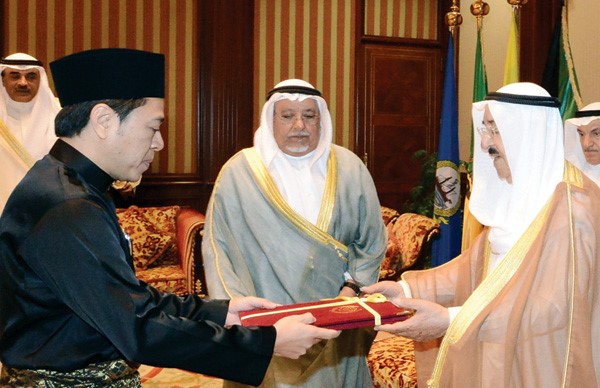 صاحب السمو الاميرالشيخ صباح الاحمد يتسلم اوراق اعتماد سفير ماليزيا