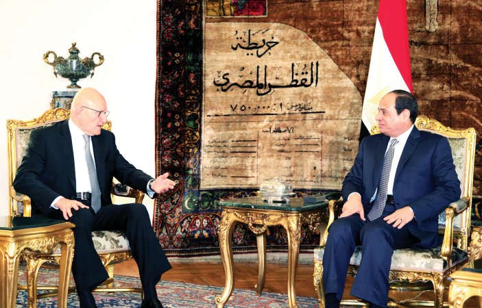 الرئيس المصري عبدالفتاح السيسي مستقبلا رئيس الوزراء اللبناني تمام سلام في القاهرة امس محمود الطويل
