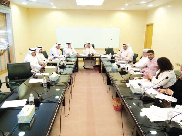 عادل الميع مترئسا اجتماع لجنة الاحمدي 