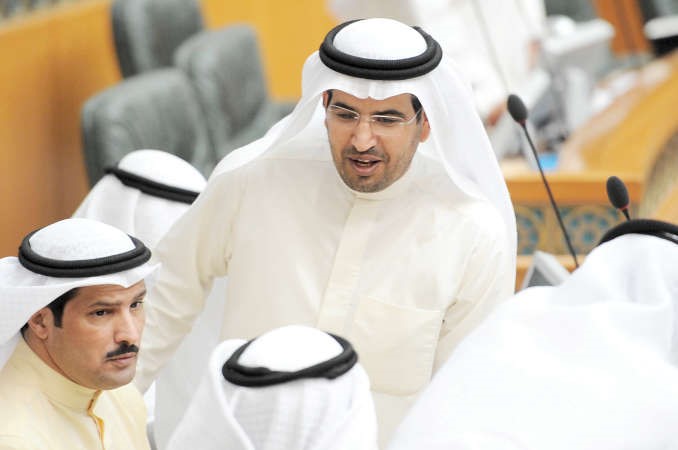 سيف العازمي خلال الجلسة ويبدو عبدالله العدواني
﻿