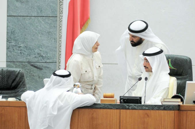رئيس مجلس الامة مرزوق الغانم ودعلي العمير وهند الصبيح على المنصة
﻿