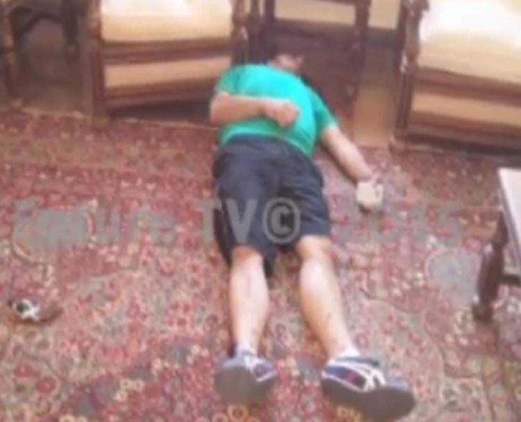 فيديو.. انتحار رجل لبناني برصاصة امام عيني زوجته بعد طلبها الطلاق