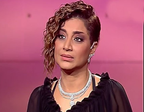 بالفيديو.. الدولفين يُخرج اعلامية مصرية عن شعورها