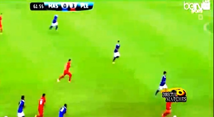 بالفيديو.. لاعب فلسطيني يُبهر الجماهير بمراوغة على طريقة رونالدينيو 