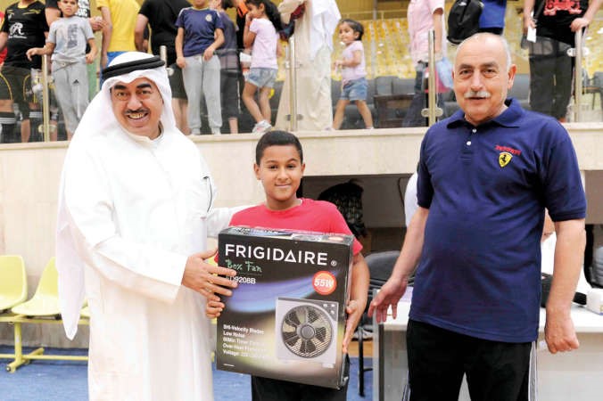 عيسى الحساوي يسلم الجوائز في الدورة السابقة