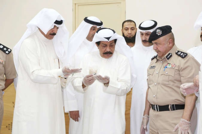 الشيخ محمد الخالد والفريق سليمان الفهد واللواء عبدالحميد العوضي خلال معاينة الحبوب المخدرة