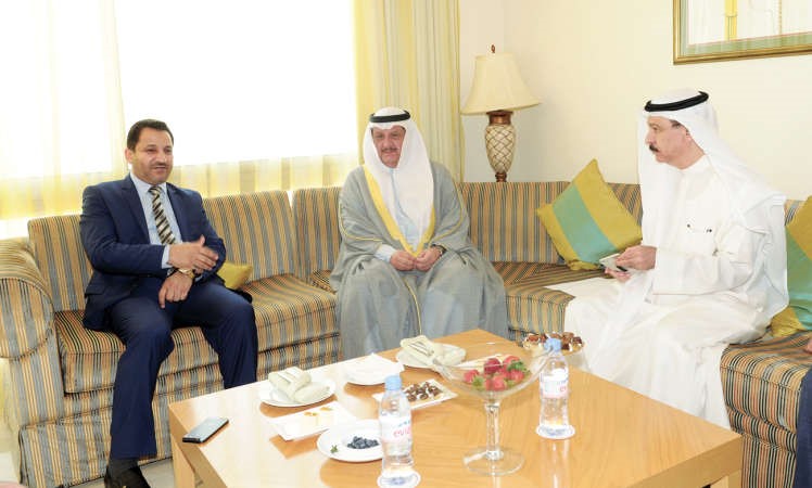 عيسى الكندري مستقبلا حسن الراشد بحضور محميد القطان