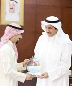 السفير الشيخ عزام الصباح مع احد اعضاء فريق الامل التطوعي﻿