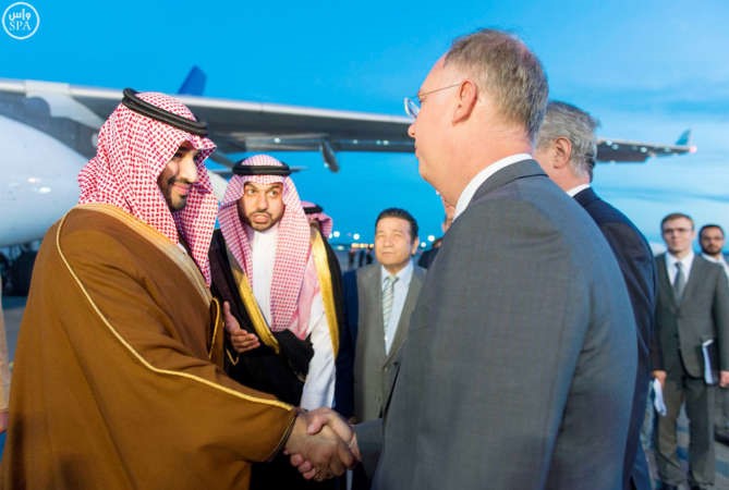 صاحب السمو الملكي الامير محمد بن سلمان بن عبدالعزيز ولي ولي العهد النائب الثاني لرئيس مجلس الوزراء وزير الدفاع لدى وصولهالى سانت بطرسبرغ الروسية وفي استقبالهوزير الطاقة الروسي الكسندر نوفاكواس