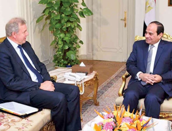 الرئيس المصري عبدالفتاح السيسي مستقبلا مستشار الامن القومي البريطاني في القاهرة امس الاولالشروق 