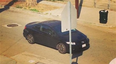 سيارة تصف في وسط طريق باتجاهين، مغلقا اياه