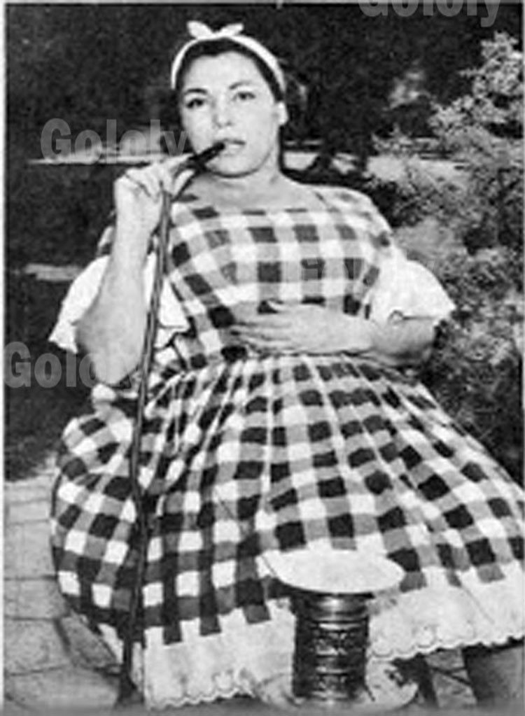 صور نادرة.. بديعة مصابني تستضيف بعد عجزها واعتزالها تحية كاريوكا وسامية جمال بجبل لبنان