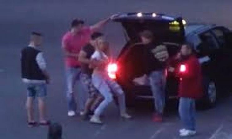 بالفيديو.. عصابة من الرجال يختطفون امرأة خارج ملهى ليلي تحت أنظار الشرطة!