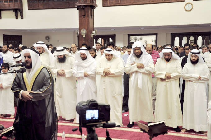 القارى مشاري العفاسي ام المصلين بمسجد الراشد ويبدو يعقوب الصانع ود وليد الشعيب﻿