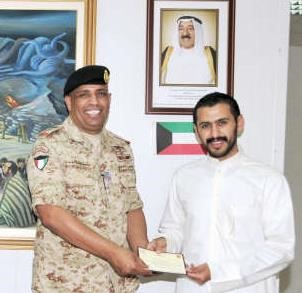 العقيد الركن بحري محمد غانم الذياب يسلم احد كوبونات رمضان﻿