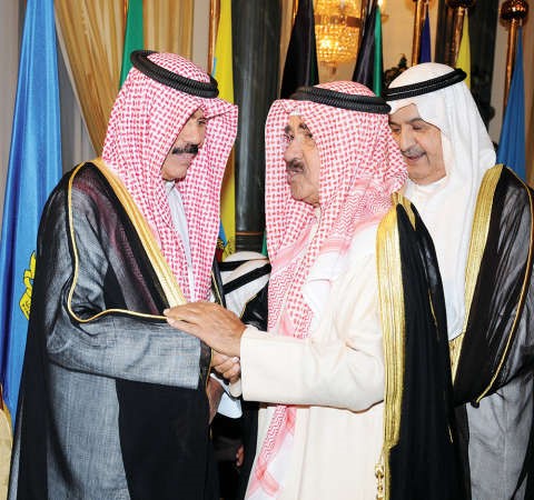 سمو ولي العهد الشيخ نواف الاحمد يتبادل التهاني مع الشيخ فيصل السعود