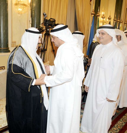 سمو الشيخ ناصر المحمد يتلقى التهاني من عبدالمحسن الخرافي ويبدو ماياد الخرافي