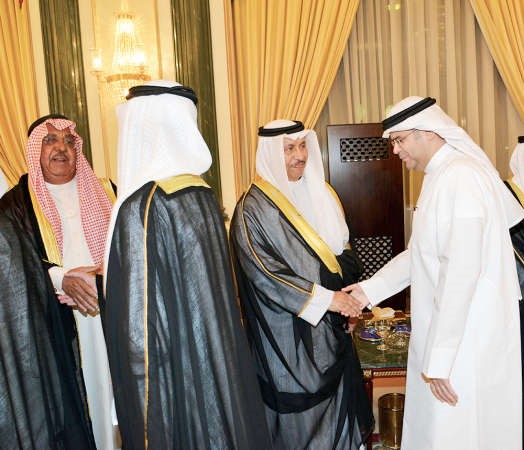 مباركة بالشهر الفضيل من عبدالعزيز اسحاق لسمو الشيخ جابر المبارك ويبدو الشيخ جابر الخالد