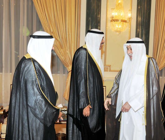 صاحب السمو الامير الشيخ صباح الاحمد يتلقى تهنئة دخالد المذكور ويبدو الشيخ صباح الخالد