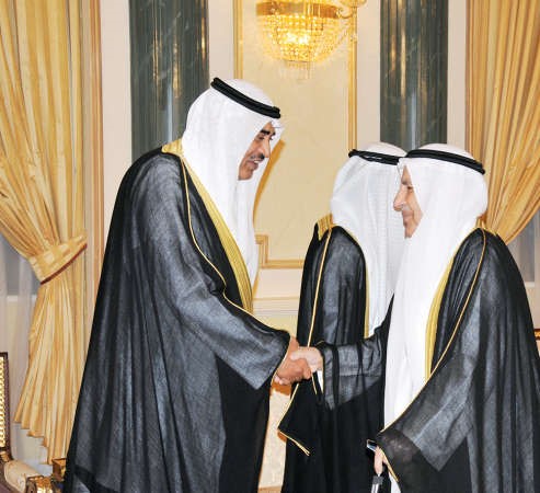 الشيخ صباح الخالد يتلقى تهنئة علي الغانم
